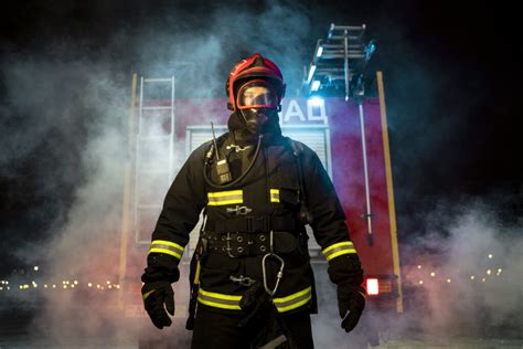 Strażak w nowym umundurowaniu specjalnym w kolorze musztardowym