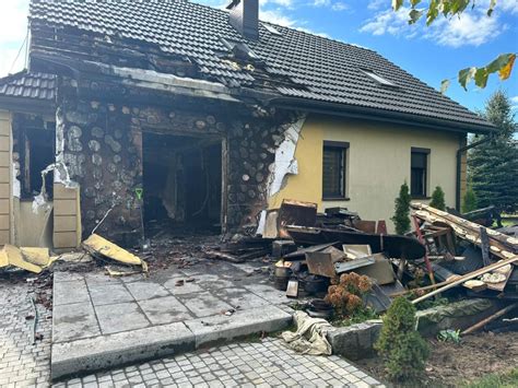 Zdjęcie zniszczonego dachu i wnętrza domu po pożarze w Borkach, Gmina Wodynie