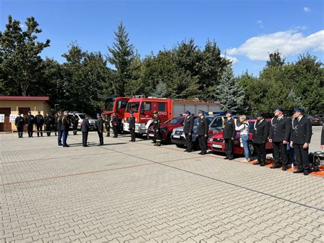 Zdjęcie przedstawiające oficjalne przekazanie sprzętu ratowniczego dla OSP, z obecnością władz i strażaków