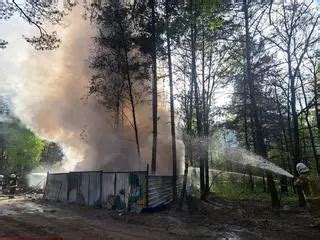 pożar sortowni odpadów, widok z daleka na kłęby dymu
