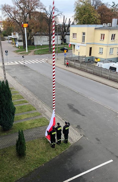 Uroczyste wciągnięcie flagi państwowej na maszt podczas jubileuszu OSP