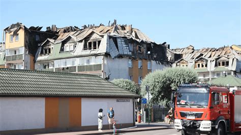 Widok na zadymioną okolicę w Karolewie z widocznymi w oddali wozami straży pożarnej