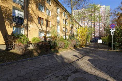 Photo of a street sign for Syreny street in Warsaw or a residential building on Wola