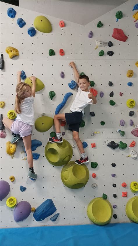 Dzieci bawiące się na ściance wspinaczkowej w remizie OSP Książenice