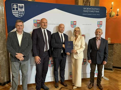 zdjęcie przedstawiające uroczystość podpisania umowy na dofinansowanie