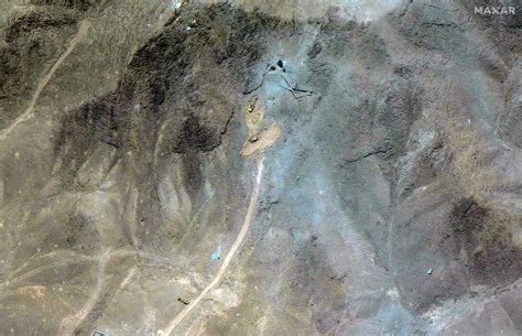 zdjęcie satelitarne ośrodka z zaznaczonym położeniem względem jeziora i lasu