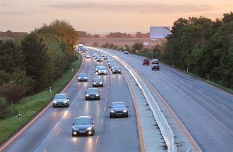 Zdjęcie płonącego samochodu na autostradzie, z widocznym dymem