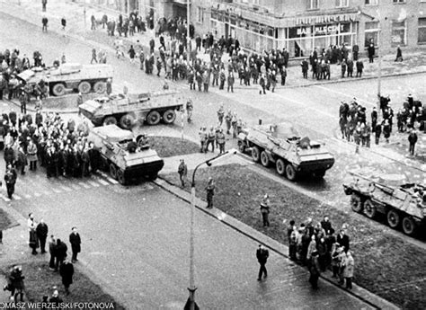 Zdjęcie historyczne ukazujące tłum robotników idących do pracy w Gdyni, 17 grudnia 1970