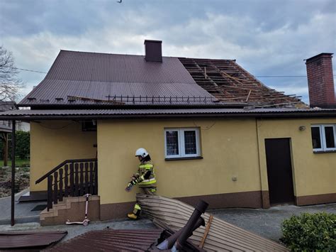 Zdjęcie przedstawiające uszkodzoną konstrukcję dachu piekarni po pożarze