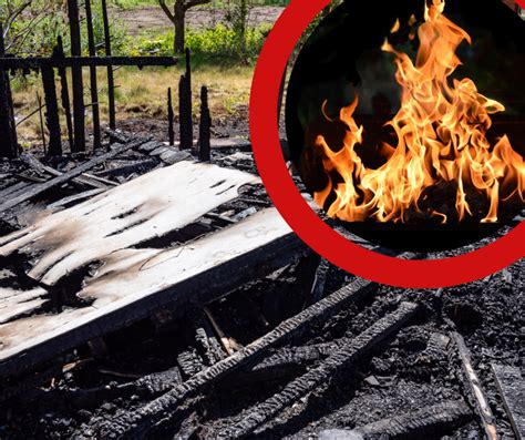 Zdjęcie spalonej konstrukcji owczarni po ugaszeniu ognia