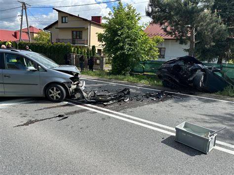 schemat czołowego zderzenia samochodów osobowych na drodze