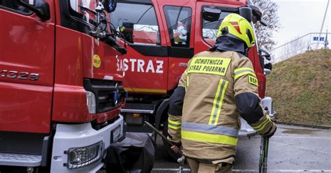 Graficzne przedstawienie prywatnego samochodu strażaka ochotnika z zamontowanym zielonym sygnalizatorem ostrzegawczym.