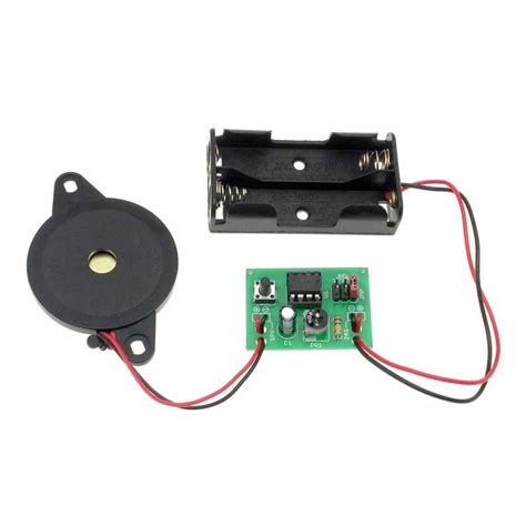 Schemat porównujący sygnały świetlne pojazdów uprzywilejowanych (niebieskie światła + syrena) z nowym zielonym sygnałem ostrzegawczym.