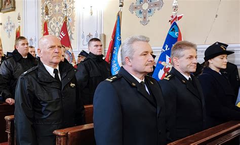 Zdjęcie przedstawiające ceremonię nominacji kapelana OSP z udziałem biskupa i strażaków