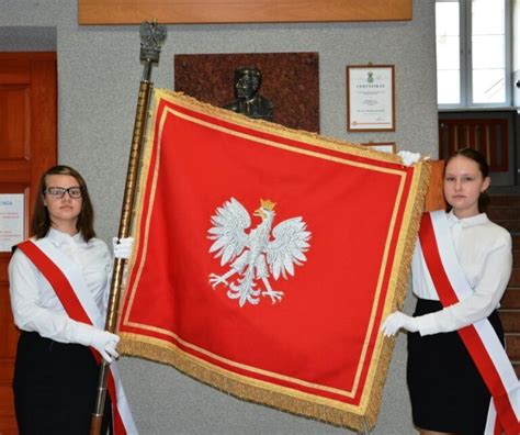 Sztandar szkoły podstawowej w Szkotowie