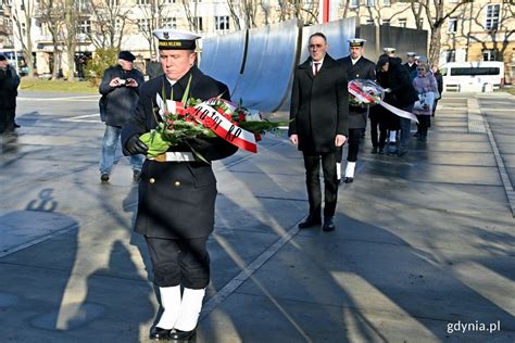 Zdjęcie z uroczystości złożenia kwiatów w Skwerze Strażaków w Pile