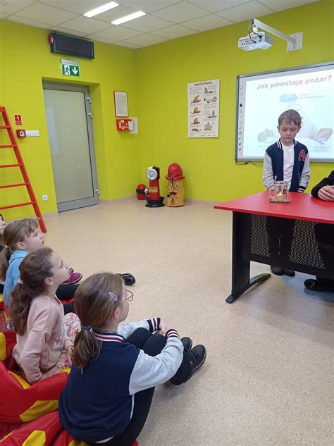 Zdjęcie dzieci uczących się w sali edukacyjnej „Ognik”