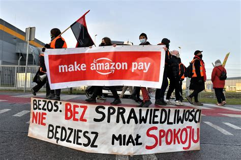protest pracowników przed magazynem Amazon, transparenty