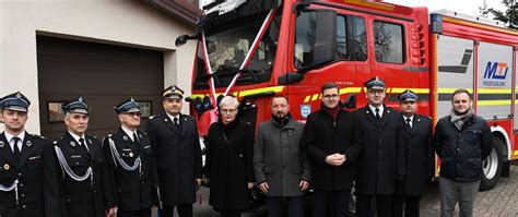 zdjęcie oficjalnego przekazania symbolicznego czeku strażakom OSP