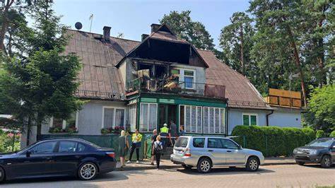 Zgliszcza spalonego samochodu i częściowo strawionego domu w Marianowie Brodowskim