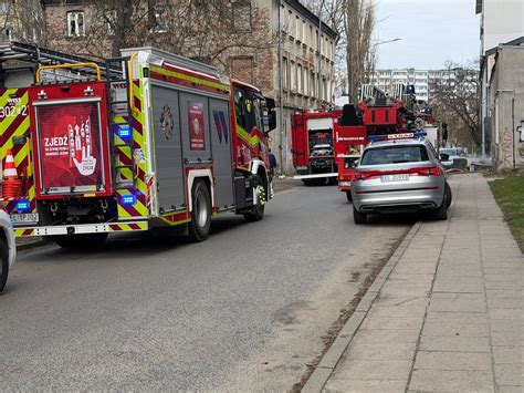 Zdjęcia akcji gaśniczej strażaków przy pożarze kamienicy na ulicy Kościuszki w Środzie Wielkopolskiej
