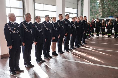 Zdjęcie przedstawiające dzieci i młodzież w umundurowaniu MDP podczas ćwiczeń