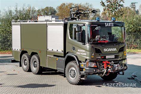 Wóz ratowniczo-gaśniczy Scania P z pełnym wyposażeniem w trakcie symulacji akcji
