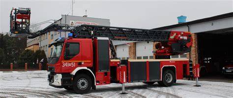 Samochód z drabiną obrotową Scania o dużym zasięgu na tle miejskiej zabudowy