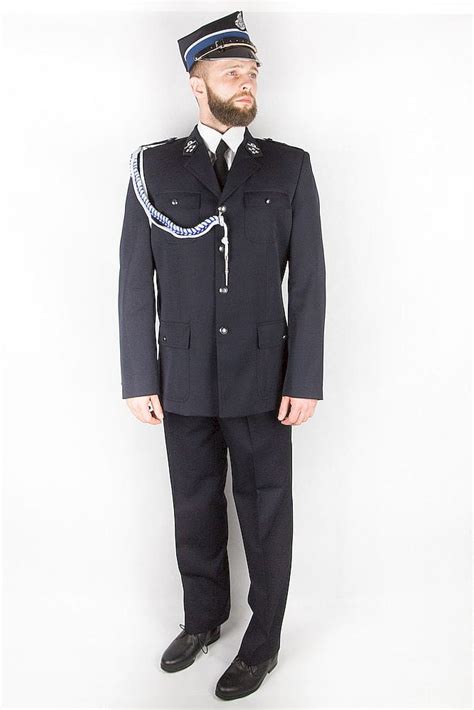 Ilustracja przedstawiająca kompletny mundur galowy męski OSP, z widocznymi elementami takimi jak marynarka, spodnie, biała koszula, czapka rogatywka i sznur galowy.