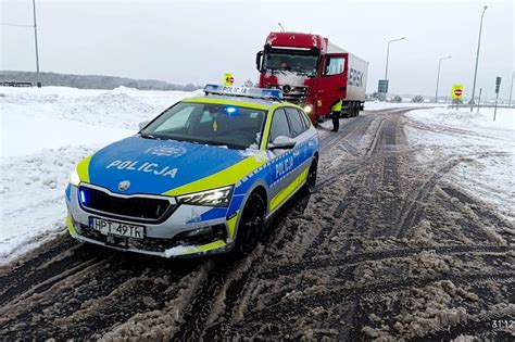 Radiowóz policyjny z włączonymi światłami na drodze