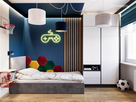 przykład pokoju młodzieżowego dla chłopca z motywami sportowymi