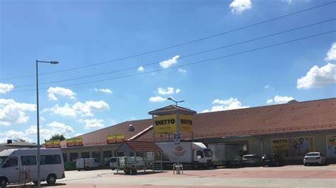Zdjęcie spalonego marketu Netto w Grodzisku Mazowieckim z zawalonym dachem