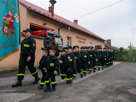 Młodzieżowa Drużyna Pożarnicza podczas ćwiczeń na zawodach