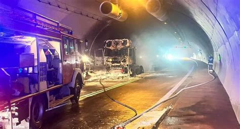 zdjęcie z pożaru w tunelu lub zniszczonej ciężarówki