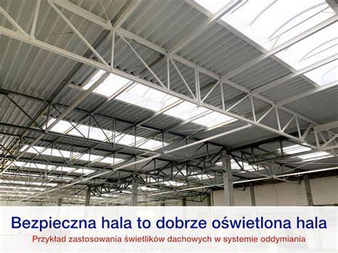 Widok na płonącą halę produkcyjną zakładu Wielton w Wieluniu