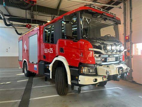 Zdjęcie strażaków z nowoczesnym sprzętem gaśniczym