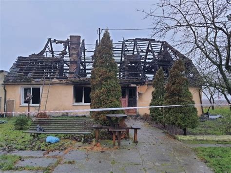 Zgliszcza domu mieszkalnego po pożarze w Rybakach
