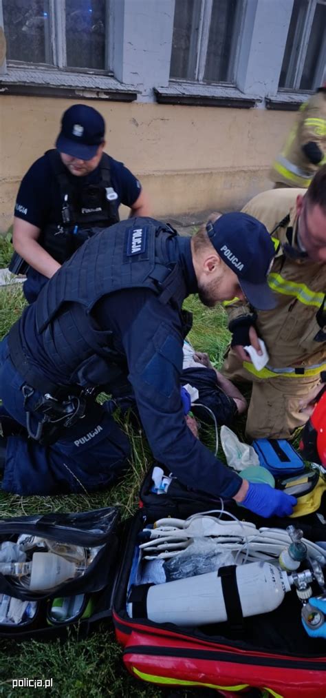 Policjanci niosący pomoc podczas akcji ratunkowej z pożaru