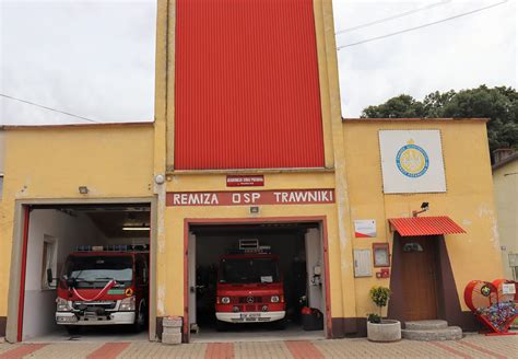 Grupa członków OSP Trawniki podczas ćwiczeń lub spotkania.