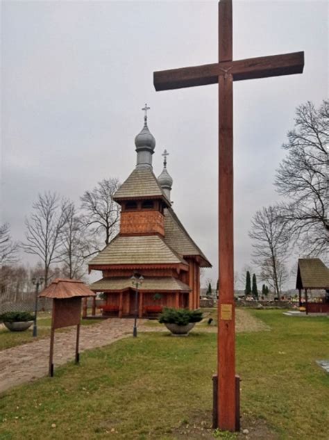 Zdjęcie nietypowej dzwonnicy w Ortelu Królewskim, wspartej na drzewie