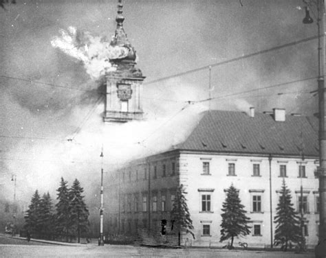 Archiwalna fotografia przedstawiająca płonący Zamek Królewski w Warszawie we wrześniu 1939 roku