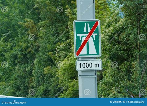 zdjęcie znaku fotoluminescencyjnego w ciemności