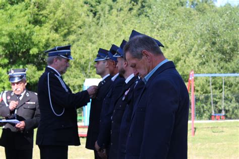 Zdjęcie przedstawiające wręczenie odznaczeń i wyróżnień druhom OSP
