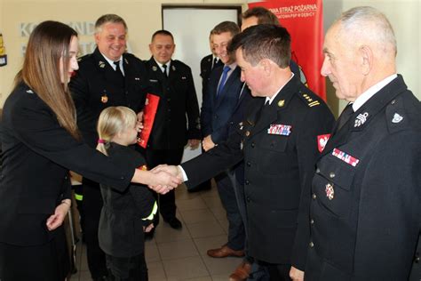 Zdjęcie Senatora Mieczysława Golby i innych urzędników podczas ceremonii wręczania promes lub podpisywania umów na dotacje dla OSP na Podkarpaciu