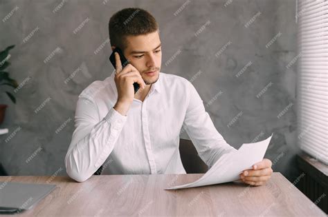 Strażak rozmawiający przez telefon z matką w potrzebie