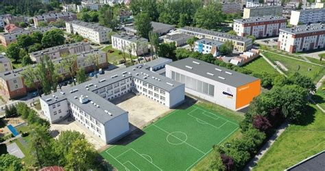 Widok na budynek szkoły aspirantów PSP lub strażaków w trakcie ćwiczeń