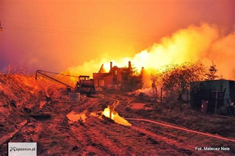 Zdjęcie zniszczonych budynków po pożarze gazociągu w Jankowie Przygodzkim