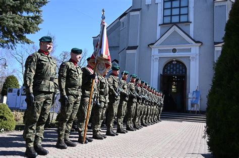 zdjęcie pocztu sztandarowego OSP w kościele podczas uroczystości