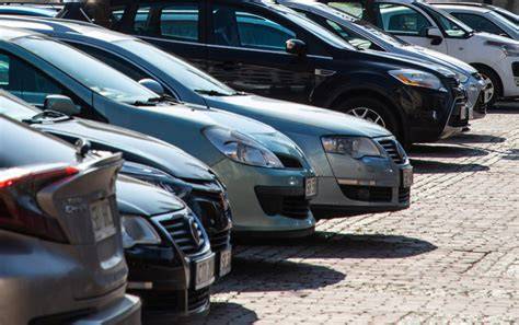 Spalone samochody Poczty Polskiej na parkingu w Bielsku-Białej