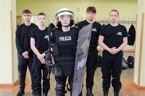 Młodzież na zajęciach praktycznych z pożarnictwa